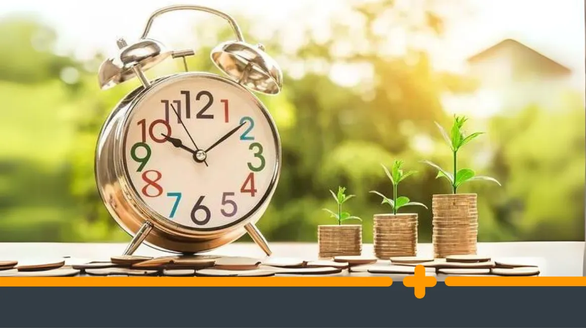 Koncepcja wzrostu finansowego – stosy monet z roślinami i zegarem na tle natury