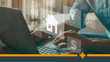 Osoba korzystająca z laptopa z ikonami nieruchomości, lokalizacji i finansów