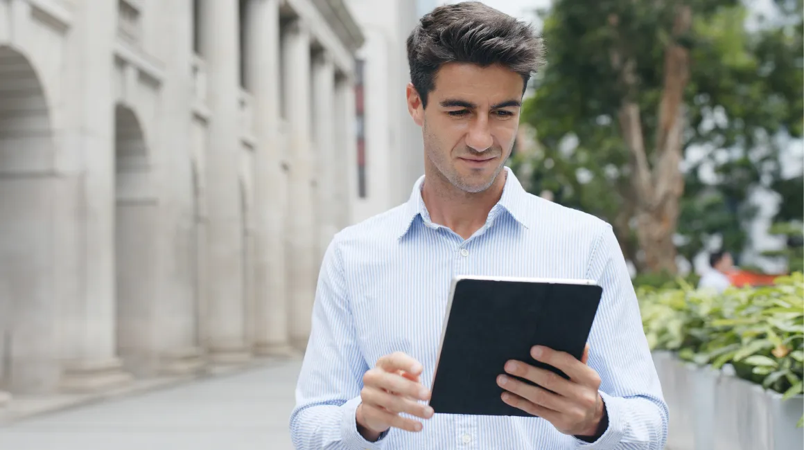 Mężczyzna przeglądający tablet na świeżym powietrzu